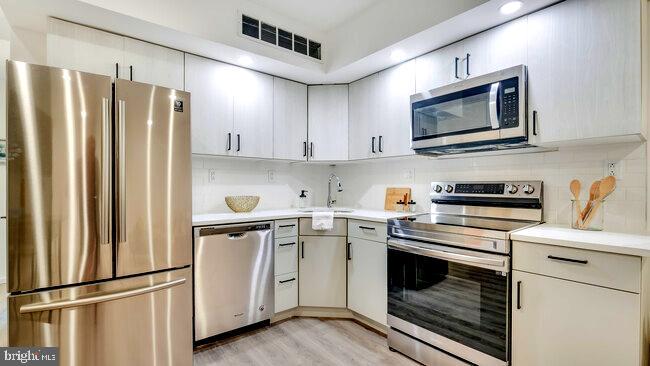 4419 Ludlow St #206 Property Photo 6