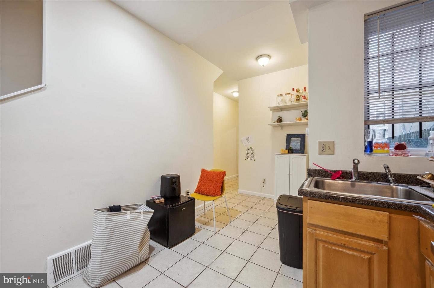 1521 Fontain St Property Photo 3