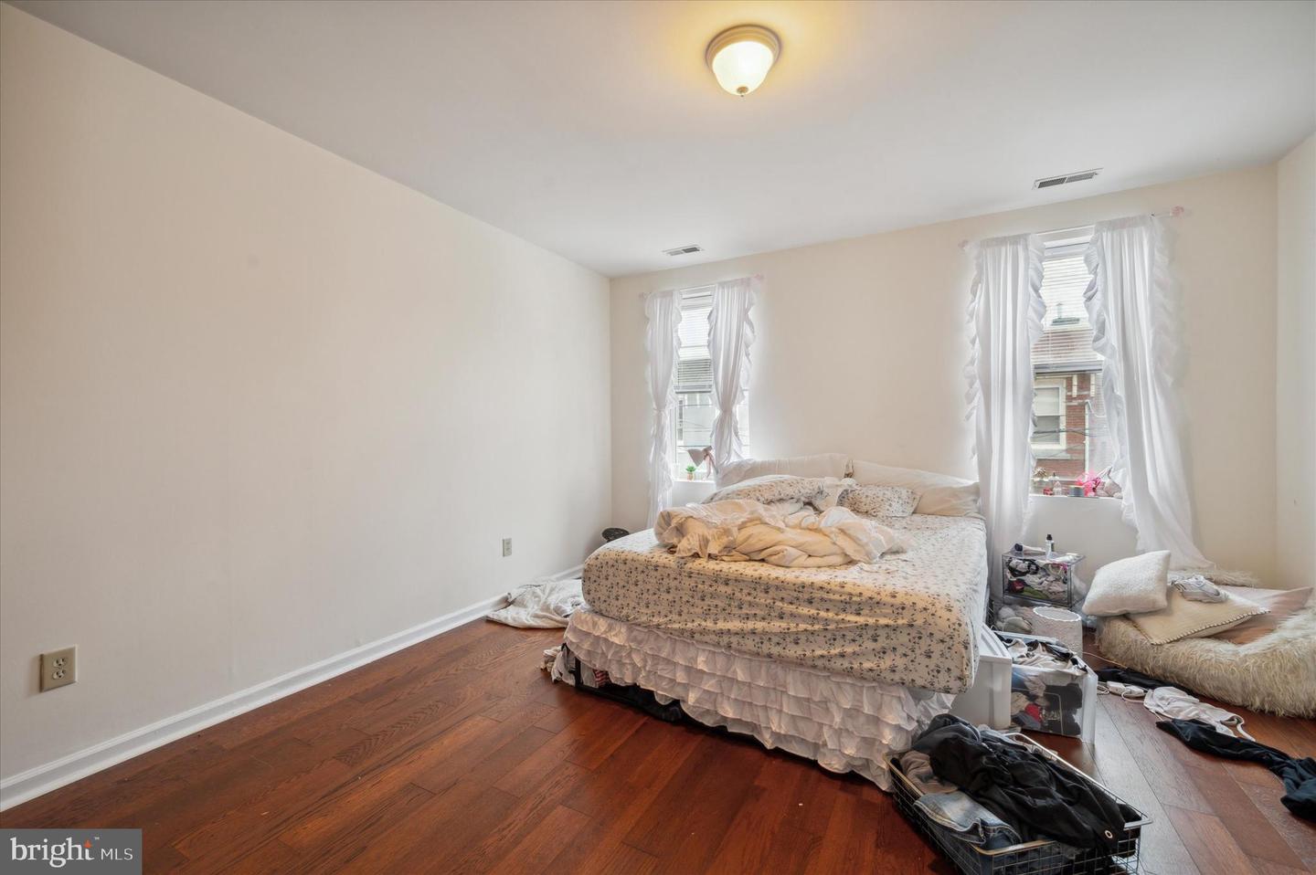 1521 Fontain St Property Photo 13