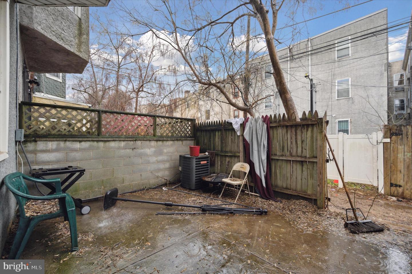 1521 Fontain St Property Photo 21