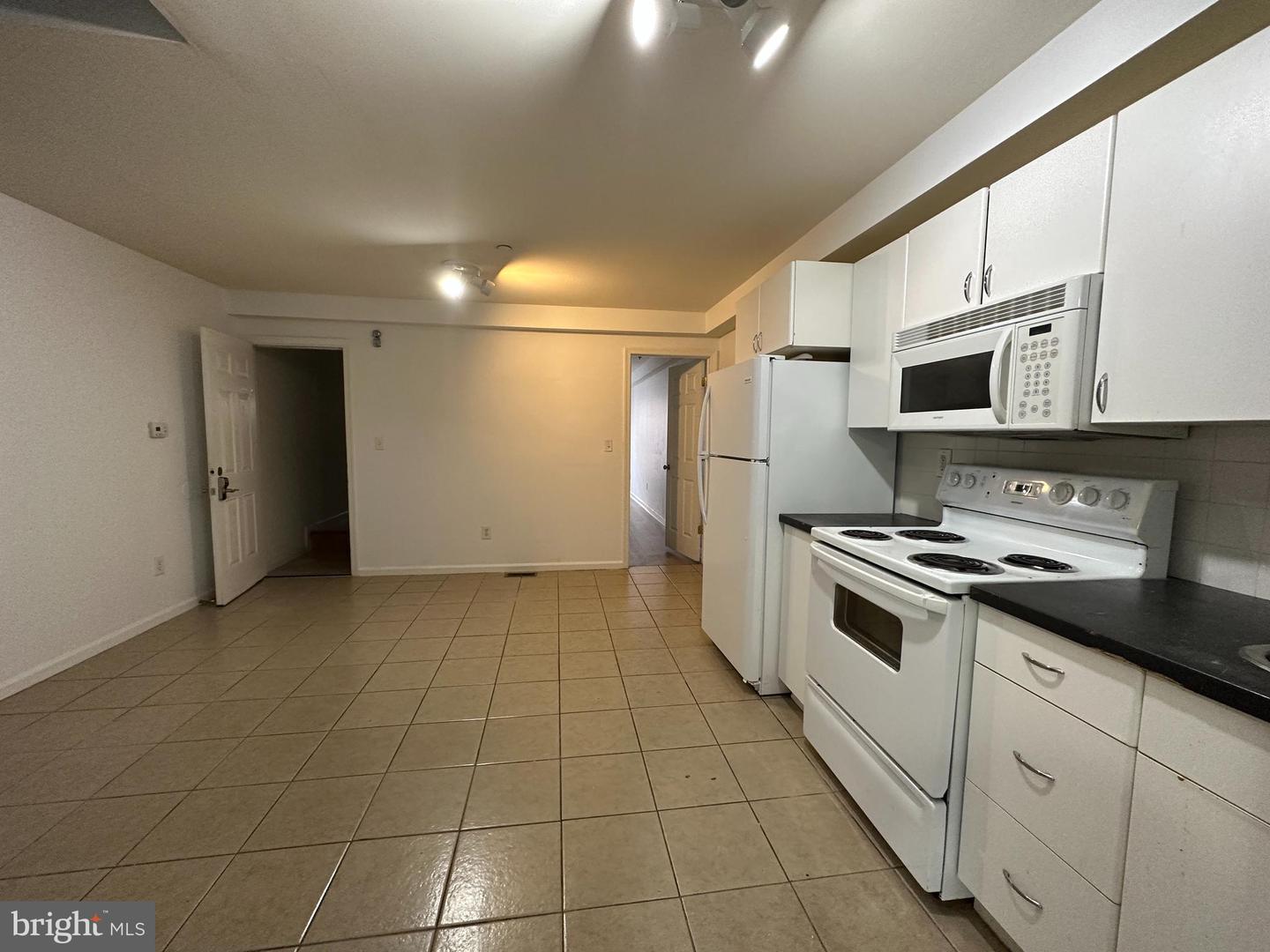 1734 Monument St Property Photo 3