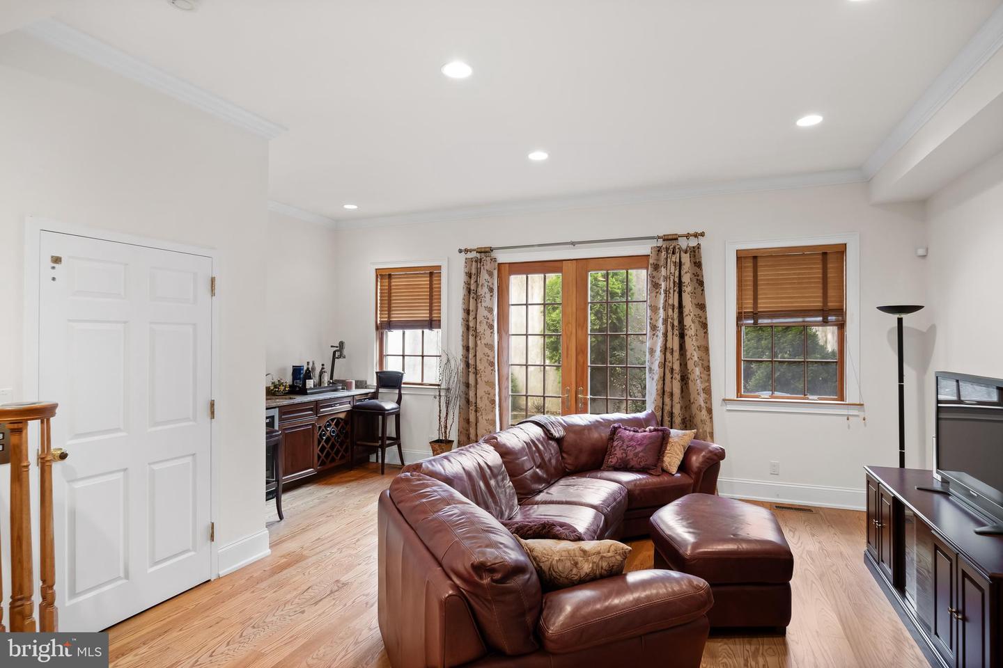 124 Bainbridge St Property Photo 6