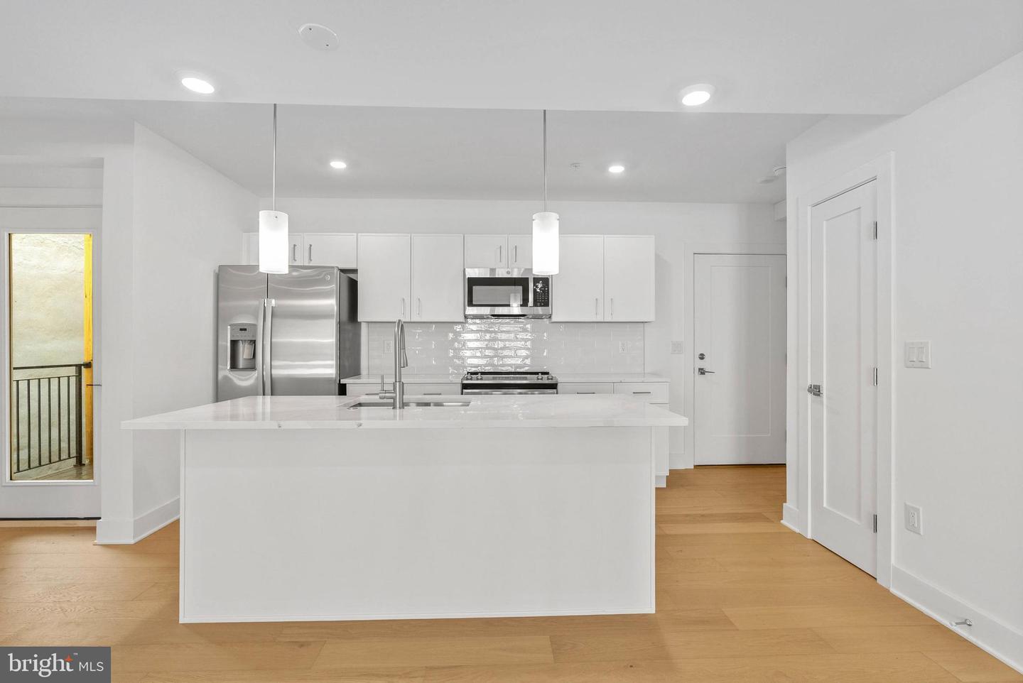 825 Bainbridge St #204 Property Photo 4
