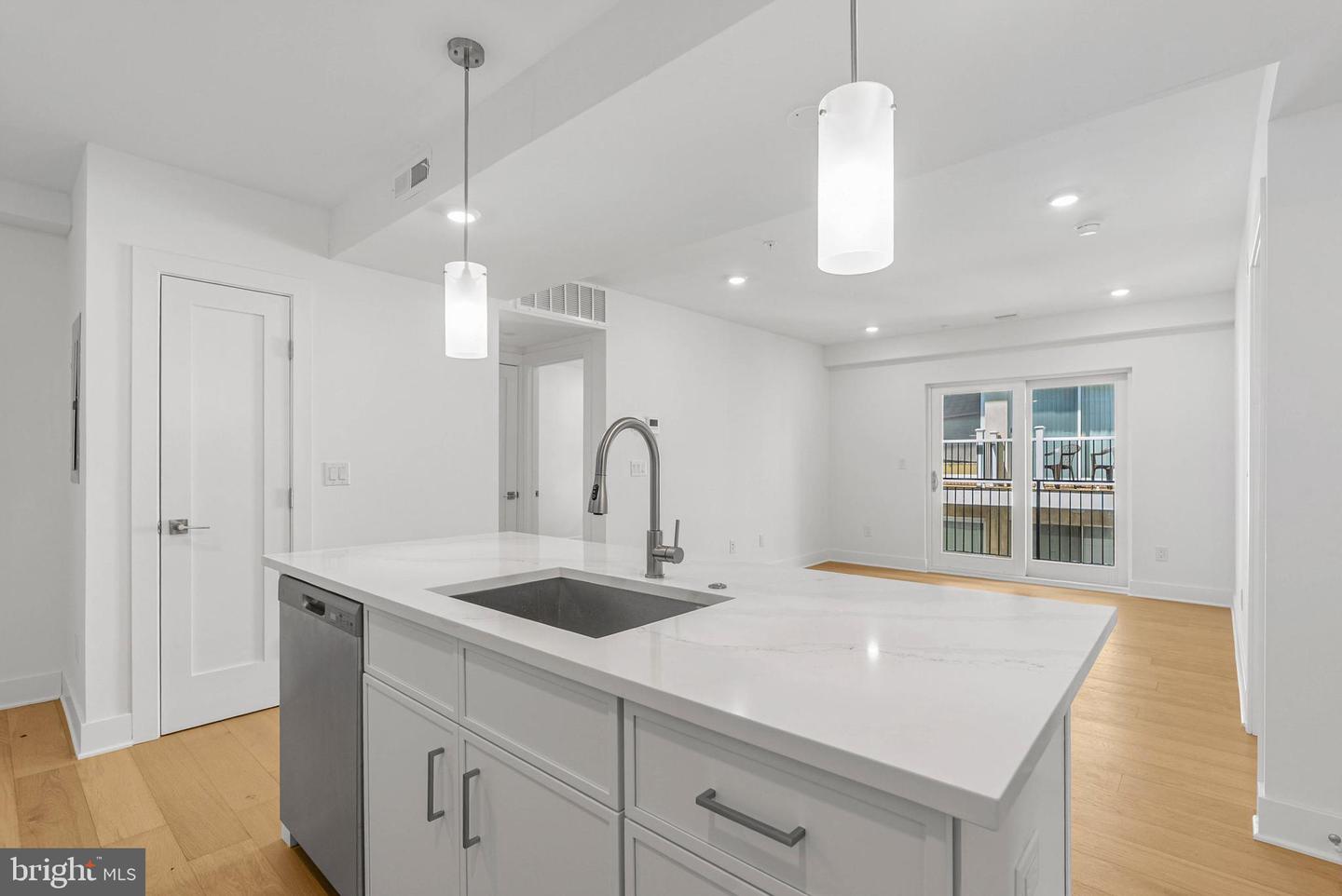 825 Bainbridge St #204 Property Photo 6