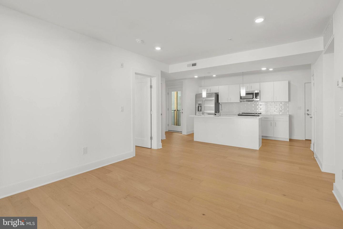 825 Bainbridge St #204 Property Photo 10