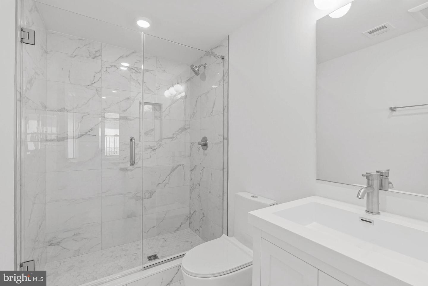 825 Bainbridge St #204 Property Photo 13