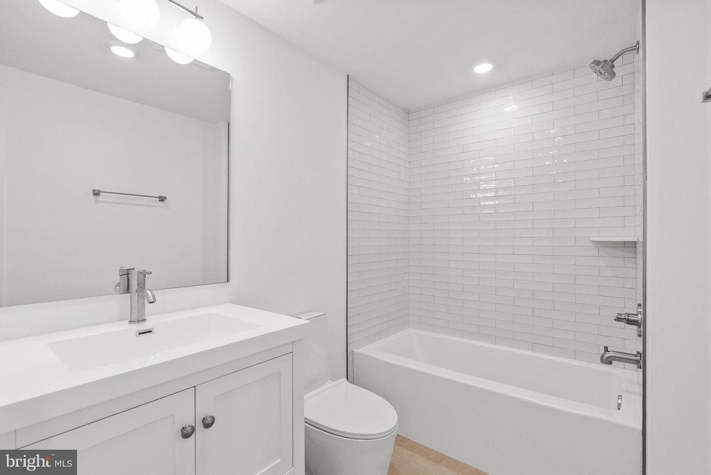 825 Bainbridge St #204 Property Photo 16