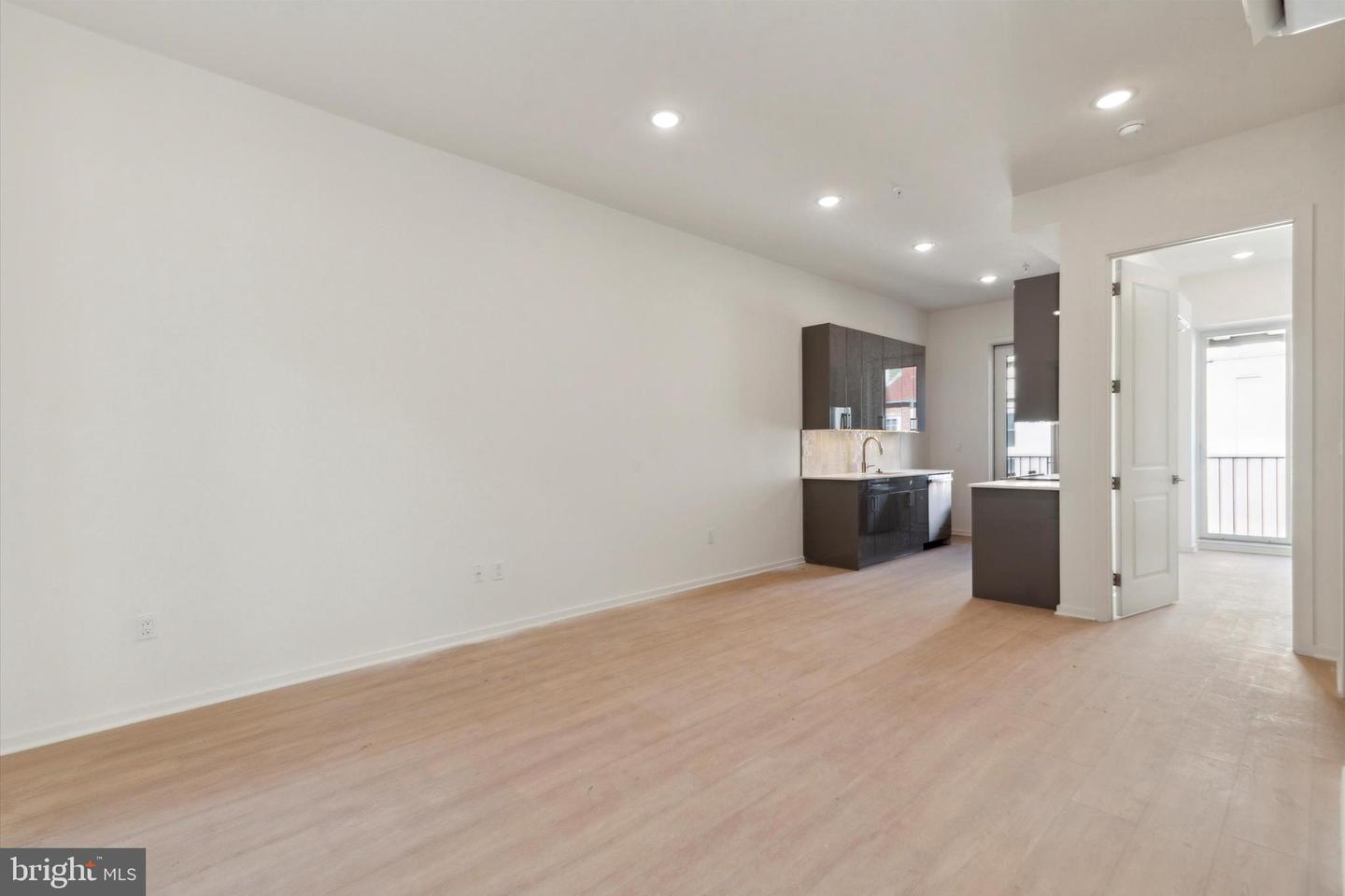 225-27 N 12th St #403 Property Photo 7