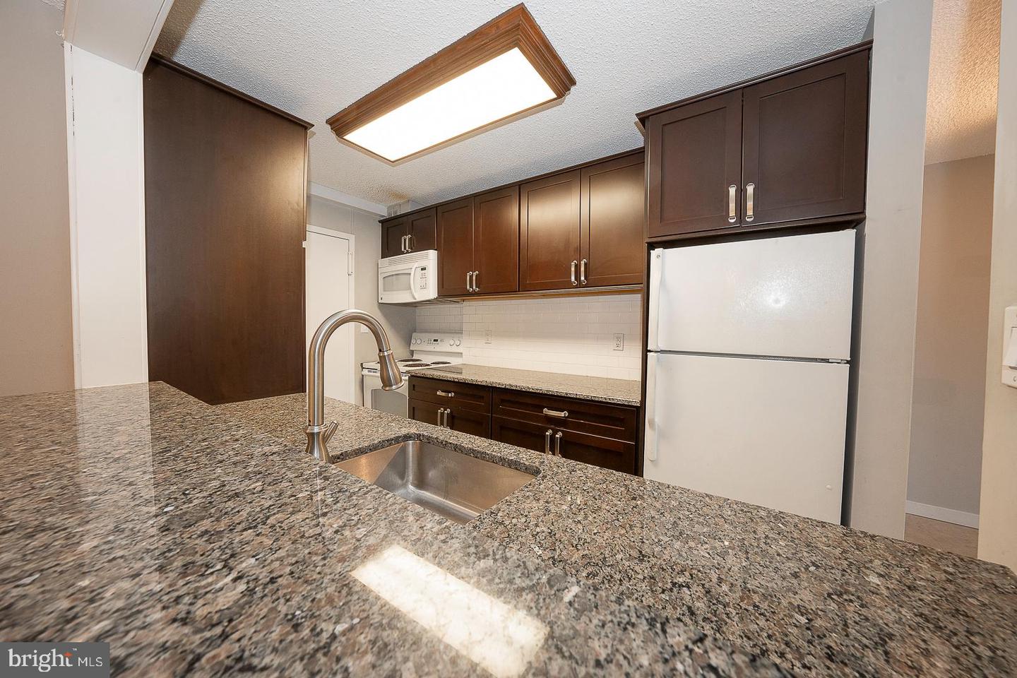 1919 Chestnut St #2422 Property Photo 4