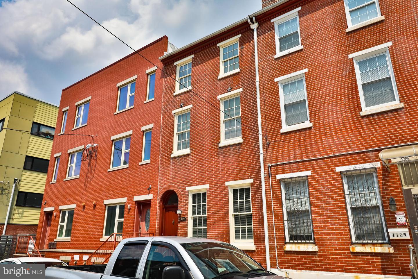 1127 Green St Property Photo 3