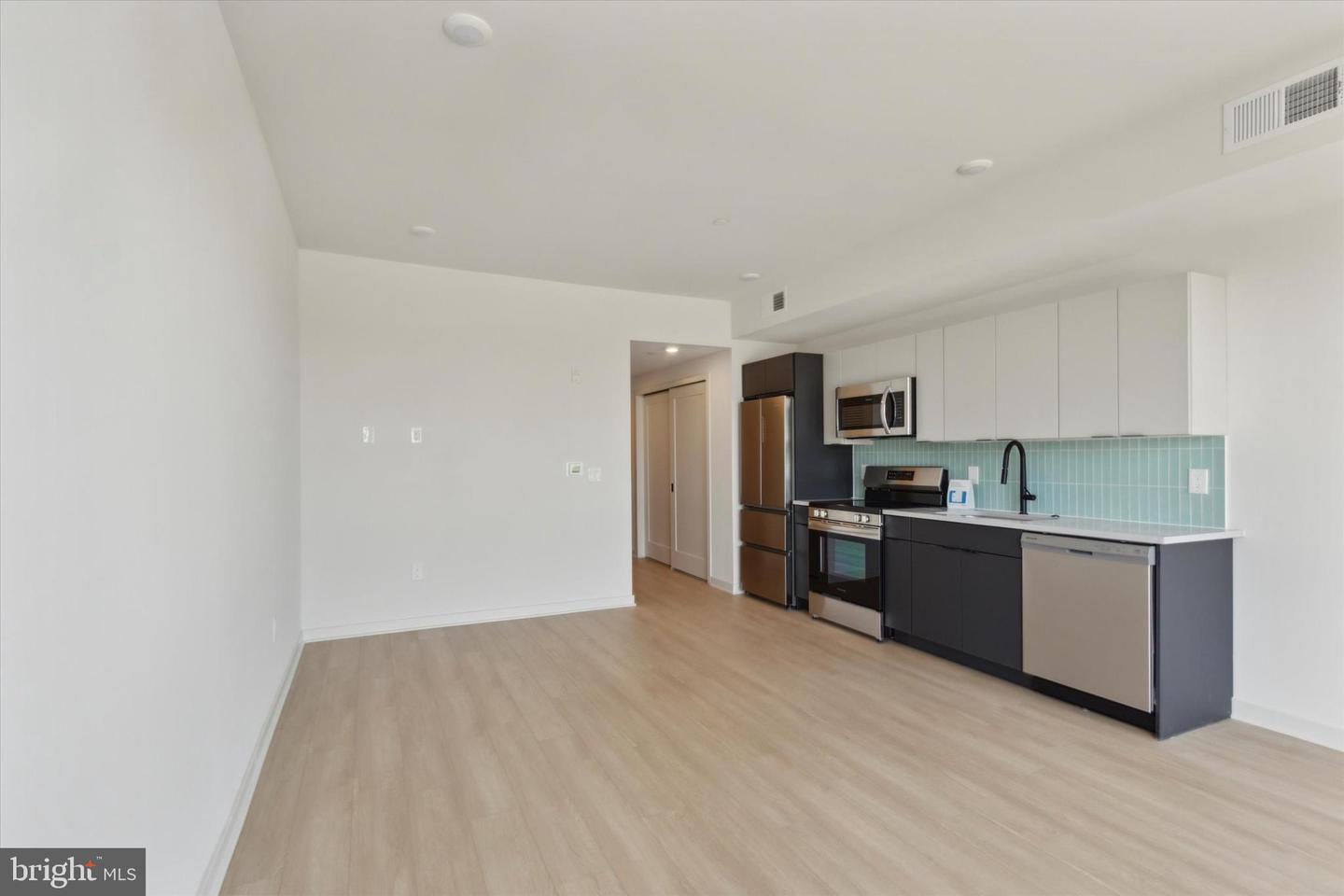 1775 N American St #studio Property Photo 5