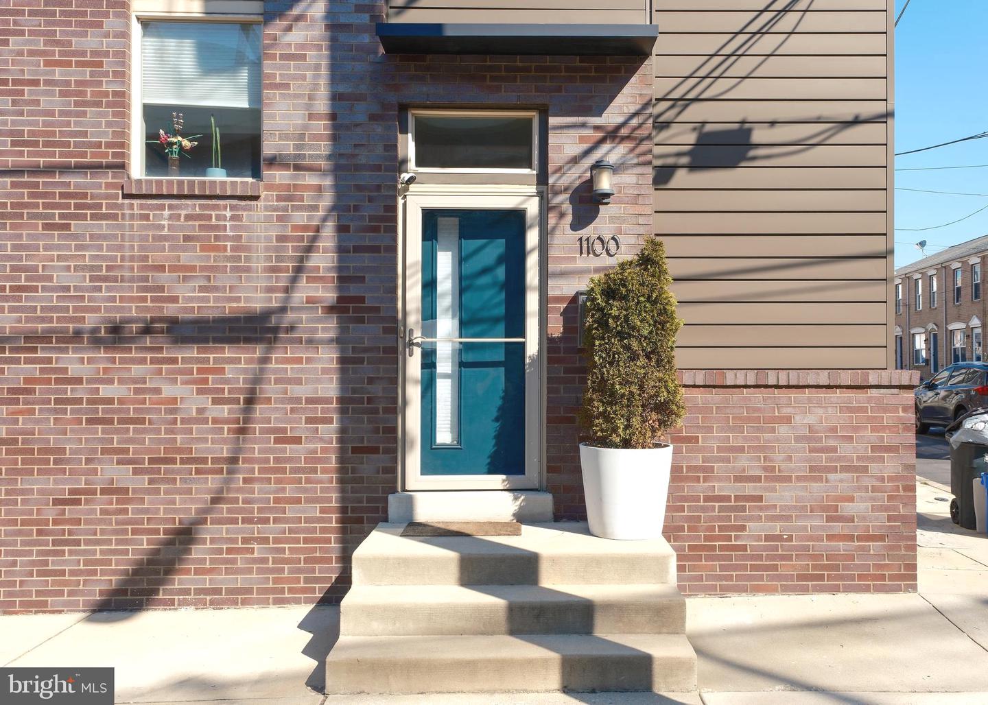 1100 E Hewson St Property Photo 1