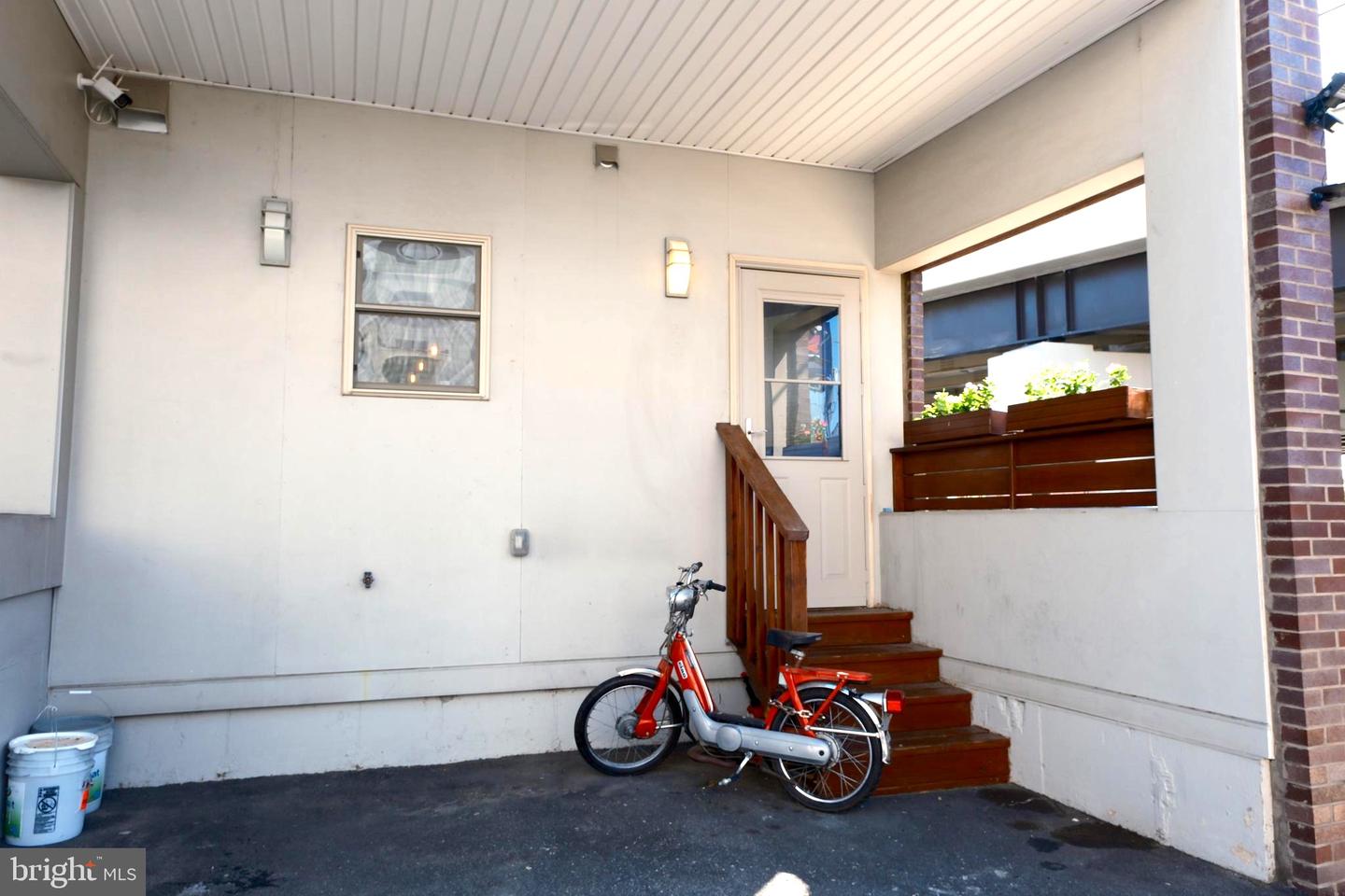 1100 E Hewson St Property Photo 5