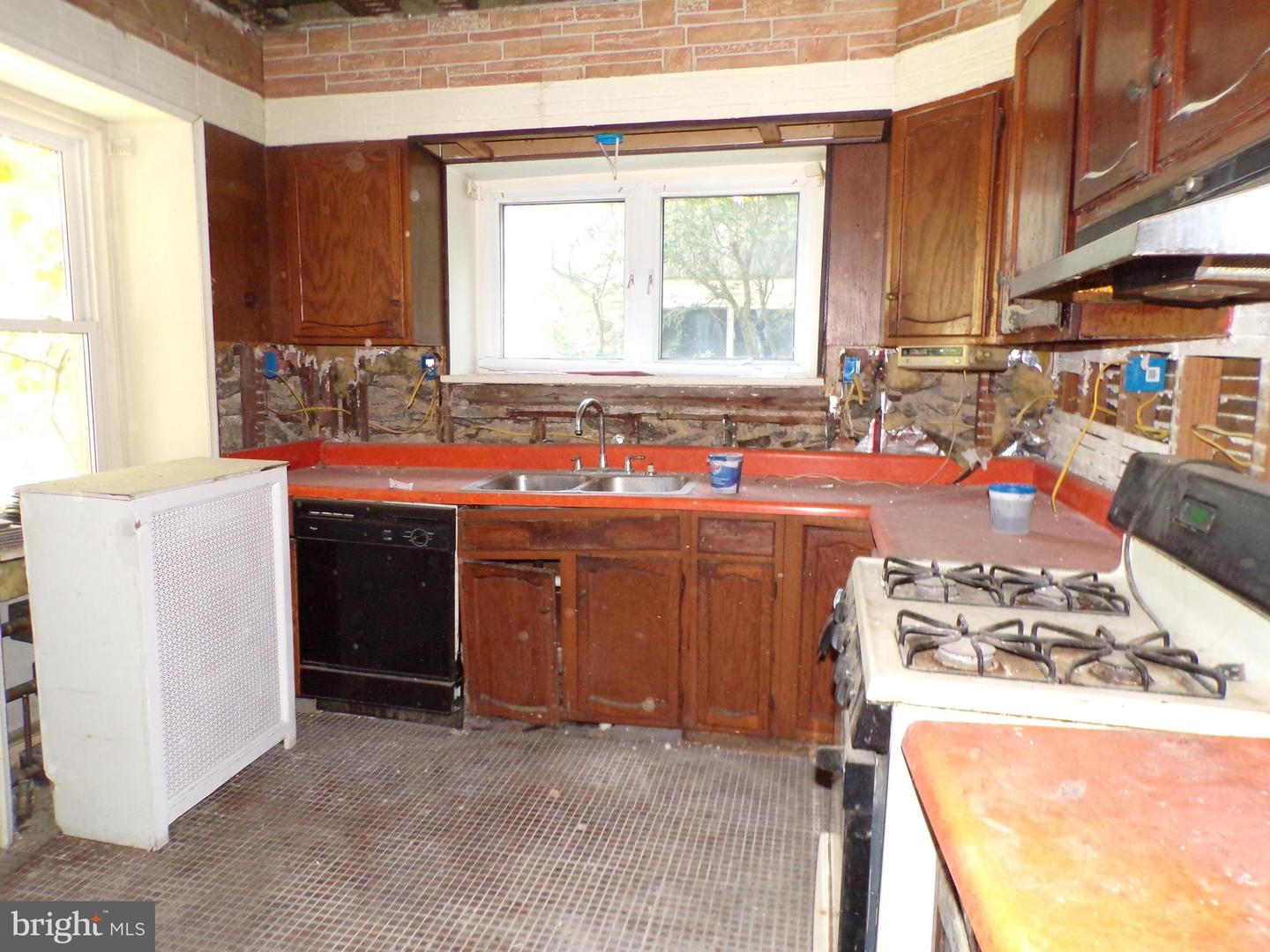 5125 Newhall St Property Photo 9