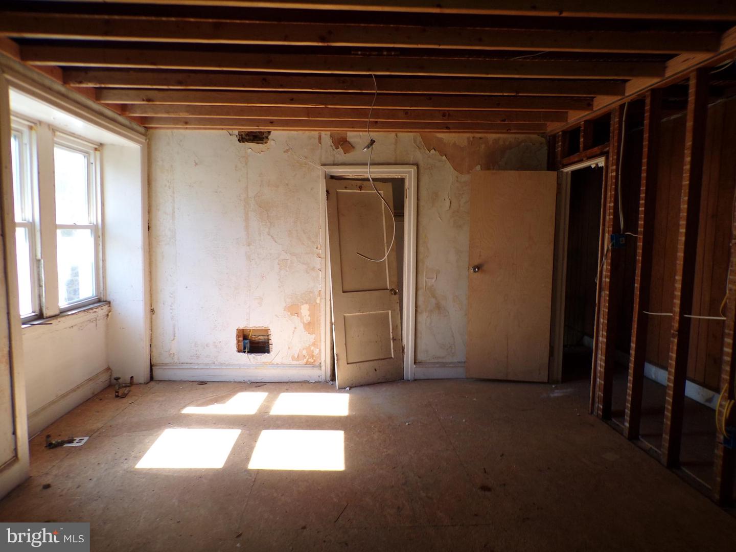 5125 Newhall St Property Photo 12