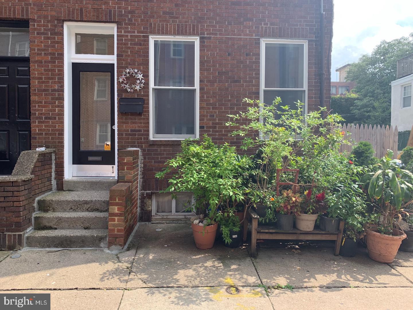1112 CARPENTER ST Property Photo 1