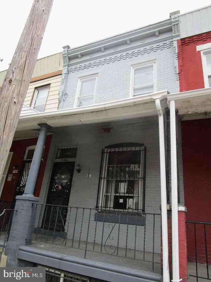 219 N HOBART ST Property Photo 1