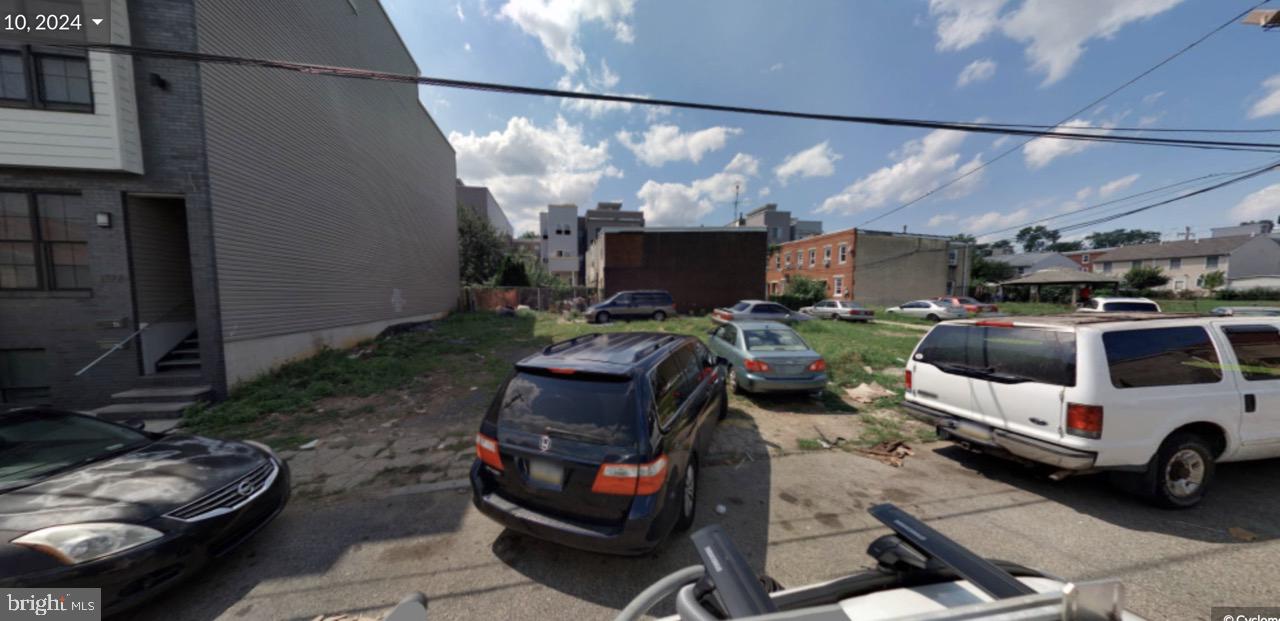 2126 N MARSHALL ST Property Photo 1