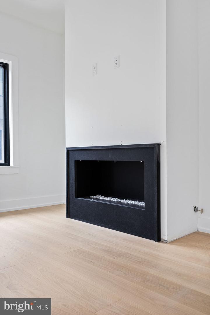706 Latona St #f Property Photo 8