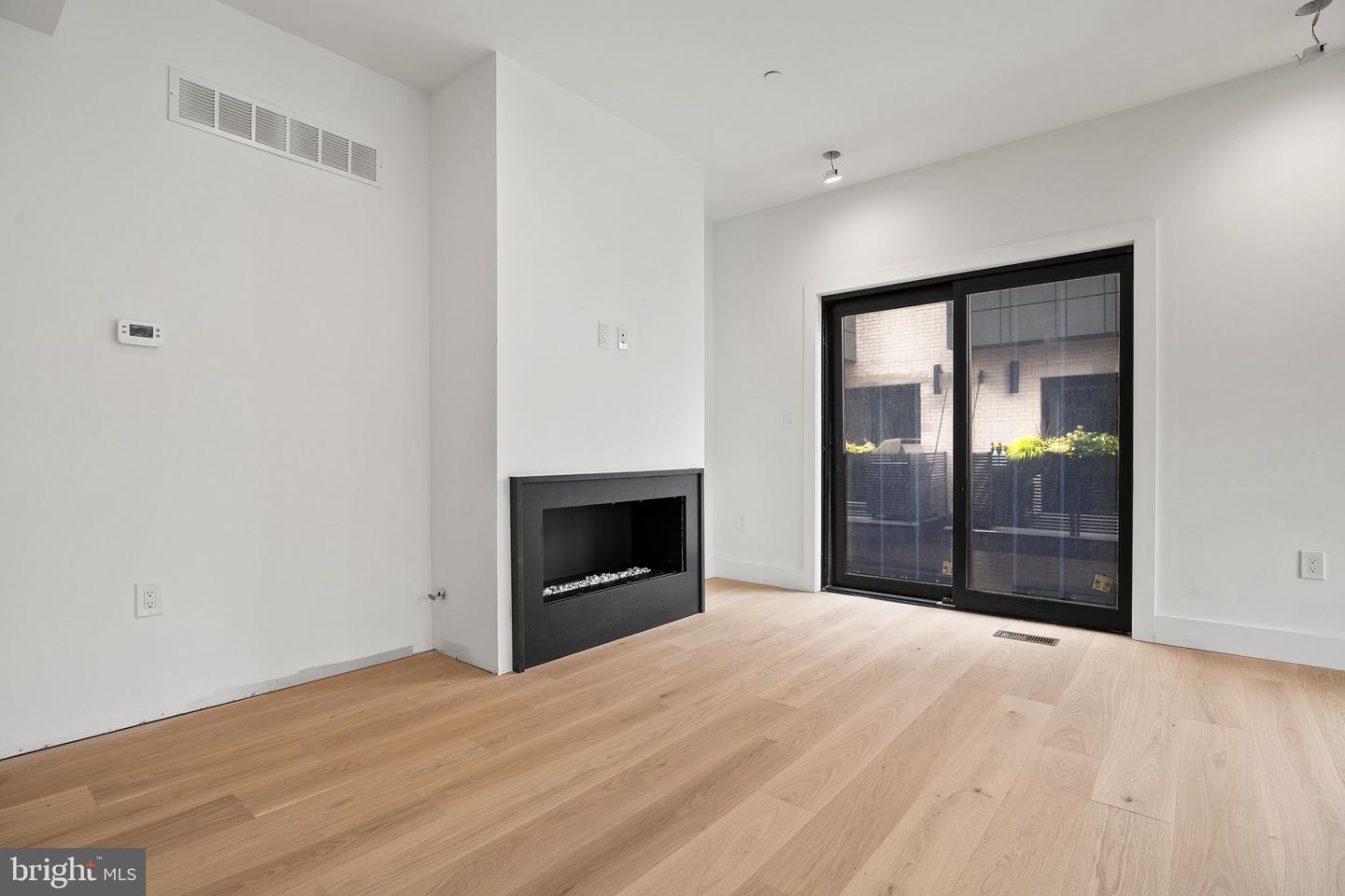 706 Latona St #j Property Photo 4