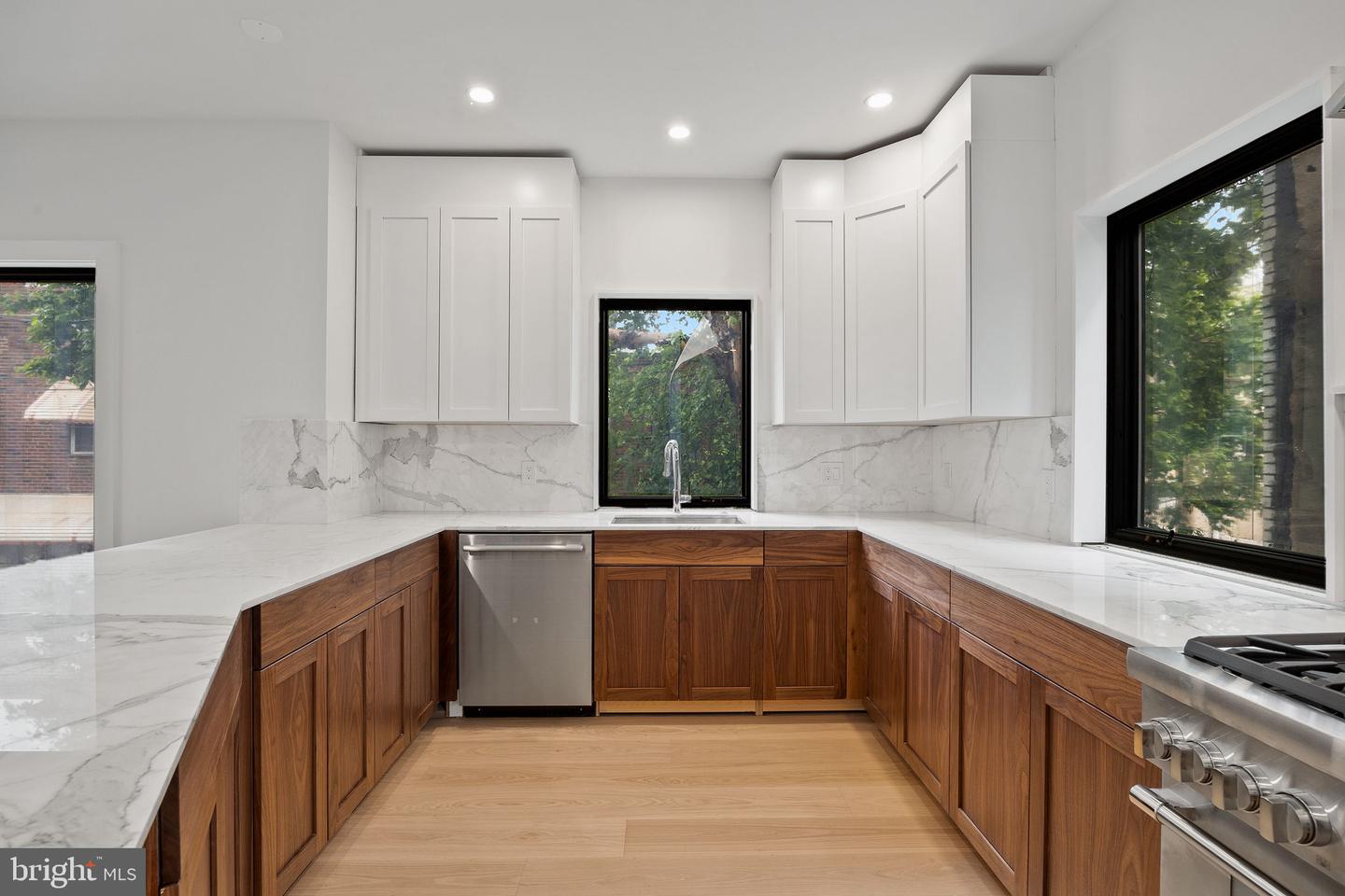 706 Latona St #j Property Photo 6