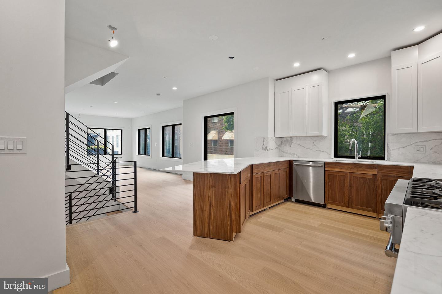 706 Latona St #j Property Photo 7