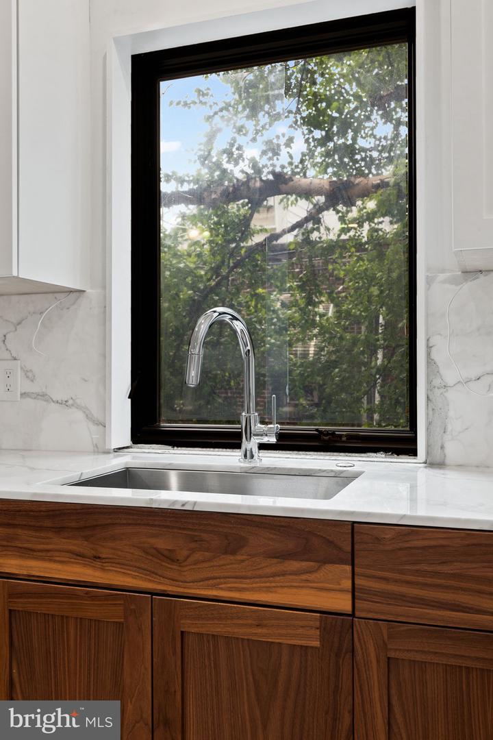 706 Latona St #j Property Photo 8