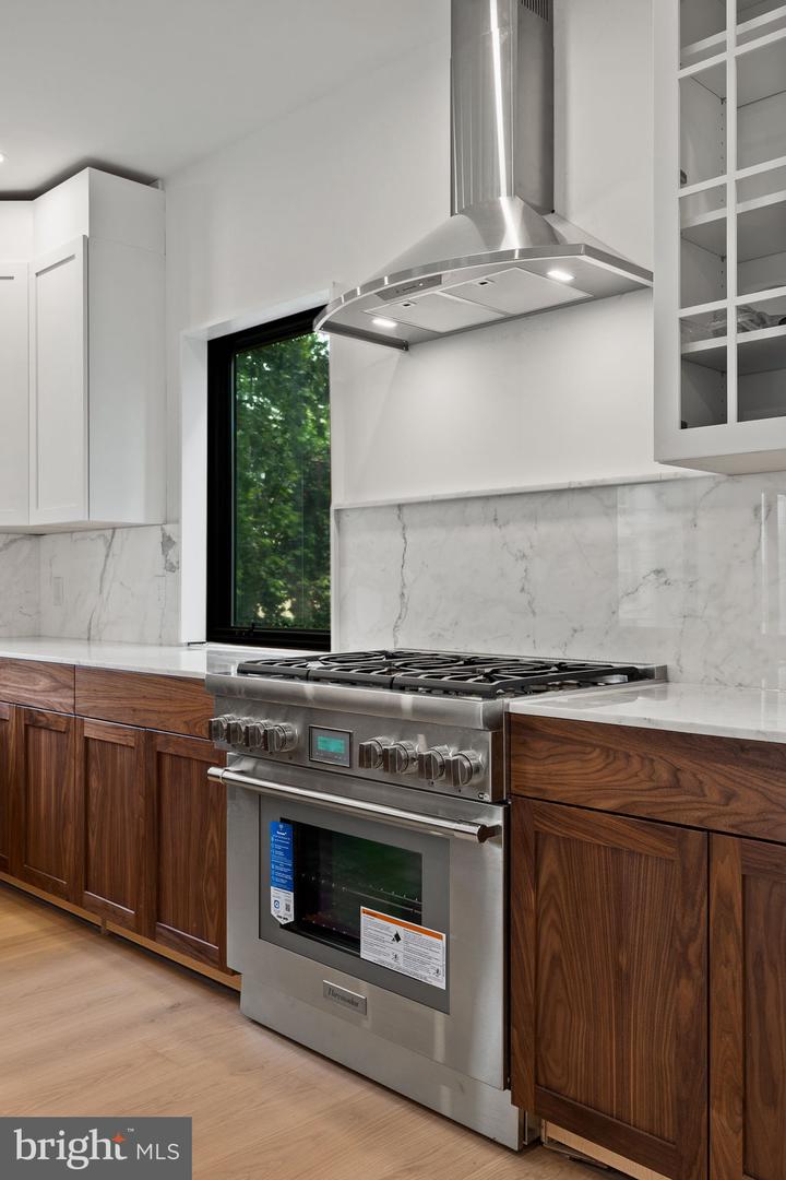 706 Latona St #j Property Photo 9