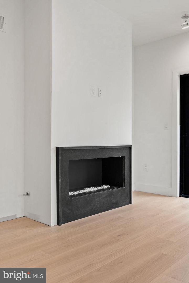 706 Latona St #j Property Photo 10