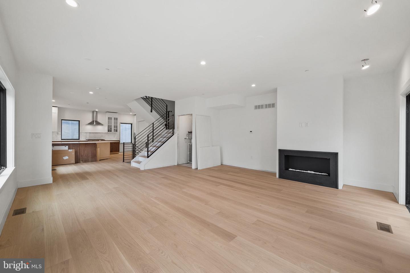 706 Latona St #j Property Photo 12