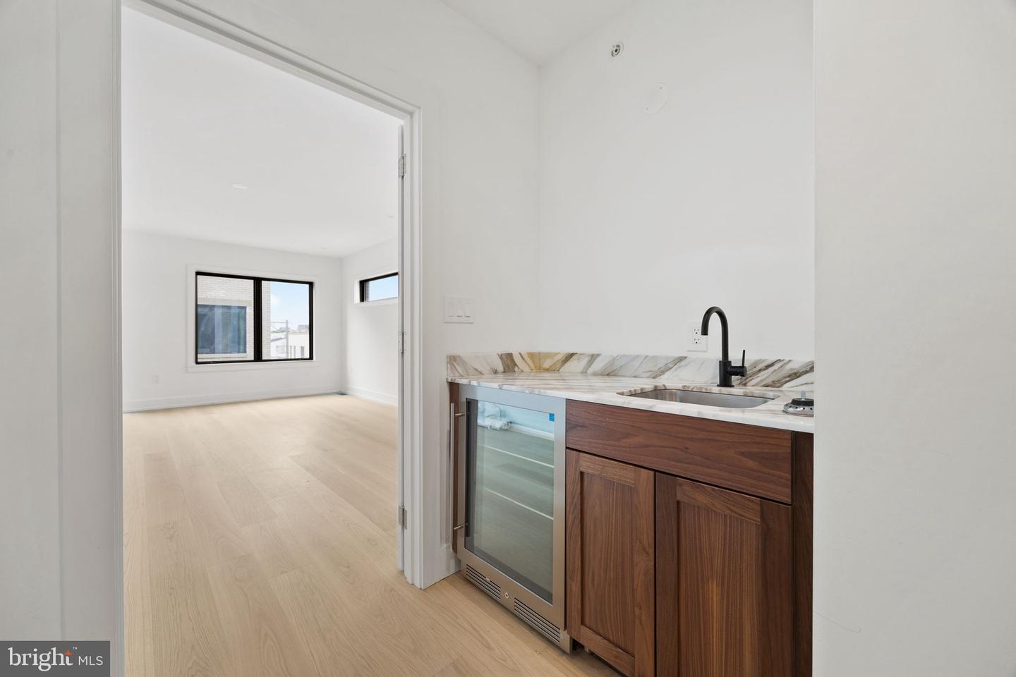 706 Latona St #j Property Photo 14