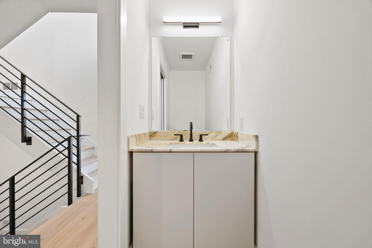 706 Latona St #j Property Photo 15