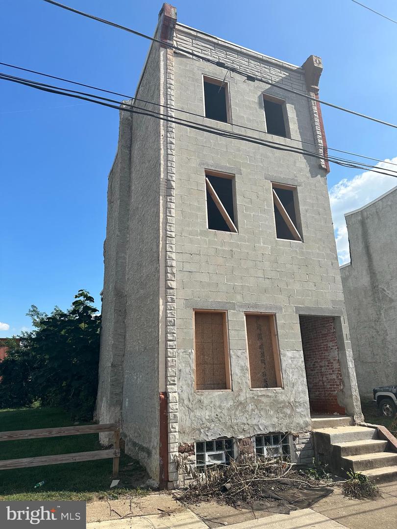 2221 N Uber St Property Photo 1