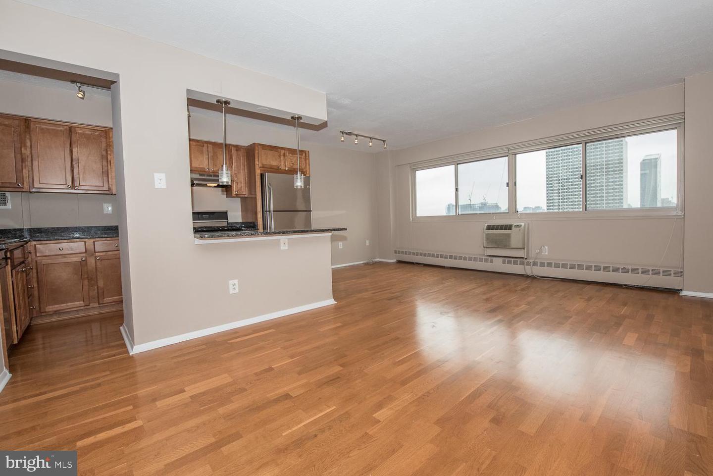 2101-17 CHESTNUT ST #1516 Property Photo 1