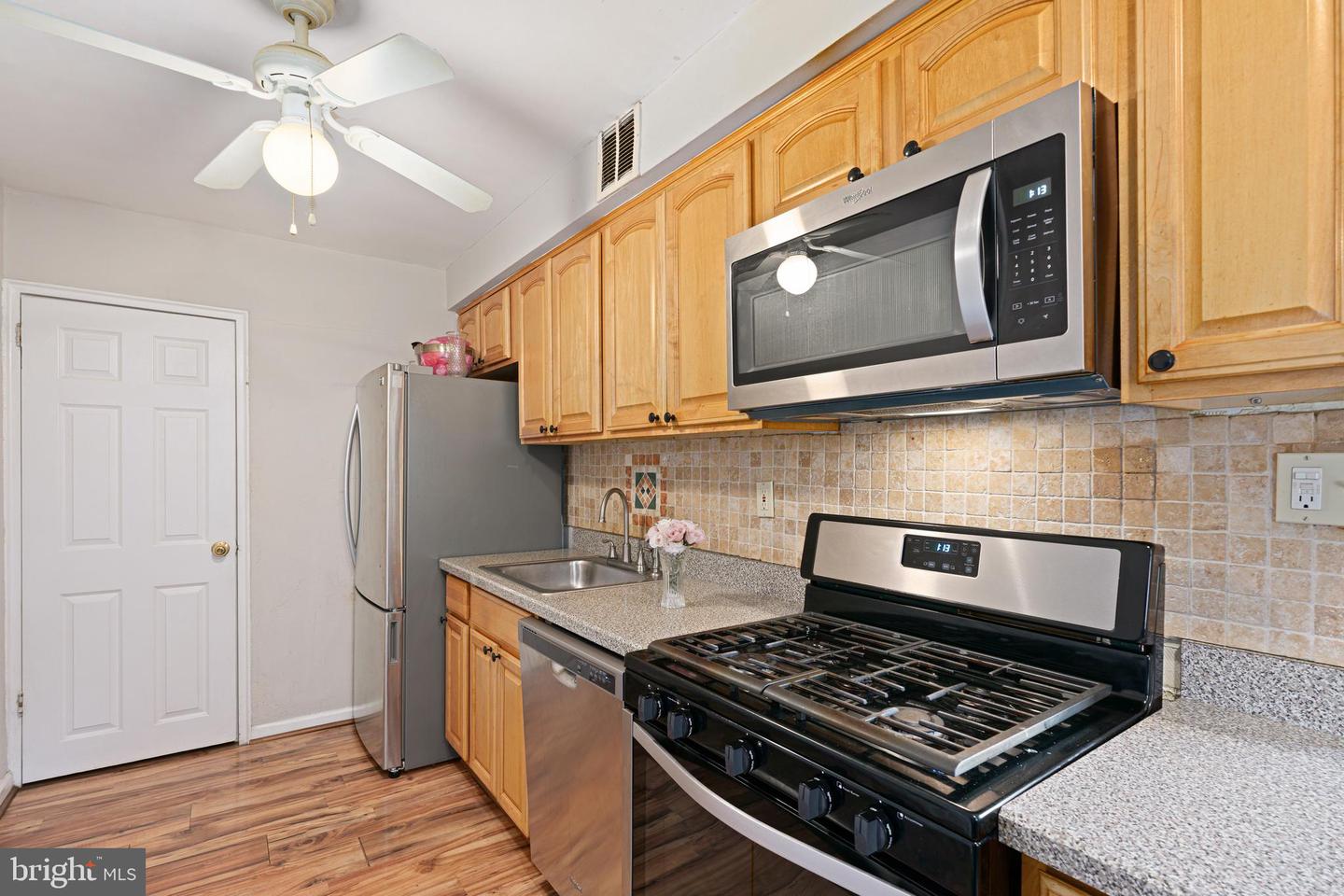 7627 Elmwood Ave Property Photo 6