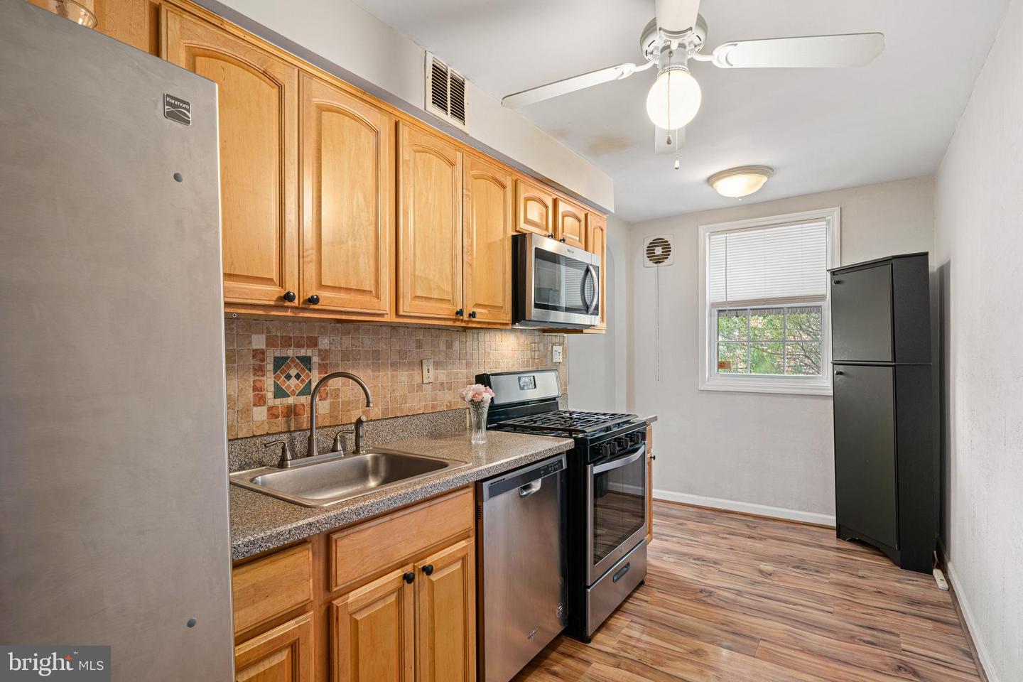 7627 Elmwood Ave Property Photo 7