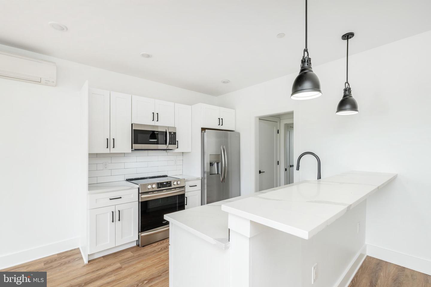 85 E SHARPNACK ST Property Photo 1