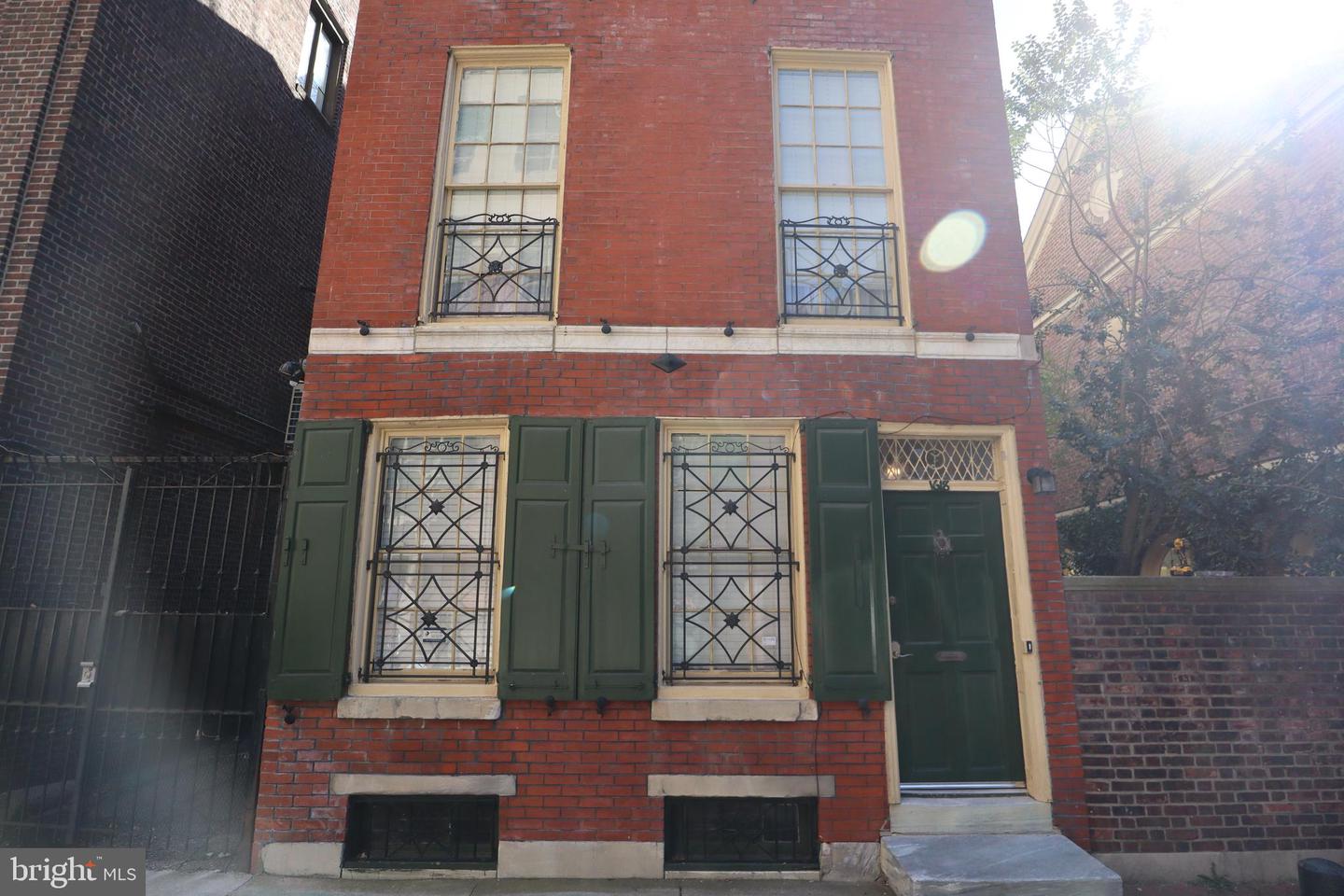 1618 Latimer St Property Photo 3