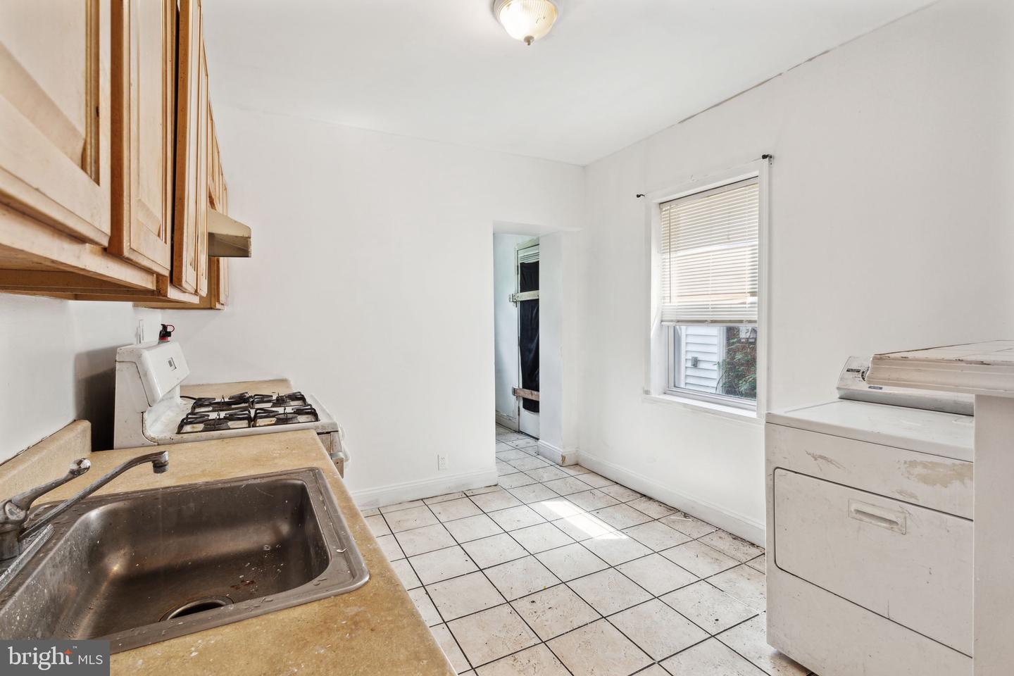 5729 N Beechwood St Property Photo 9