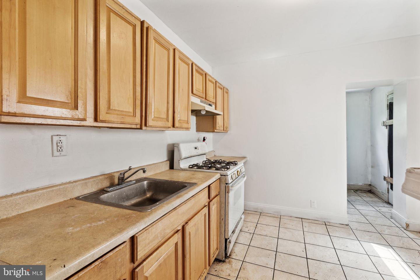 5729 N Beechwood St Property Photo 10