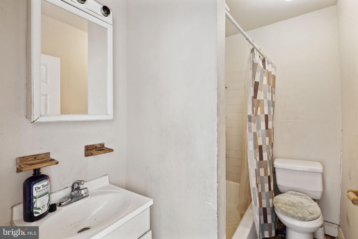 5729 N Beechwood St Property Photo 13