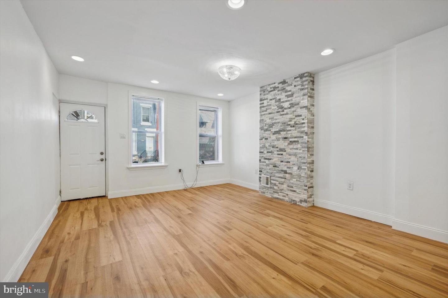 2732 W York St Property Photo 3