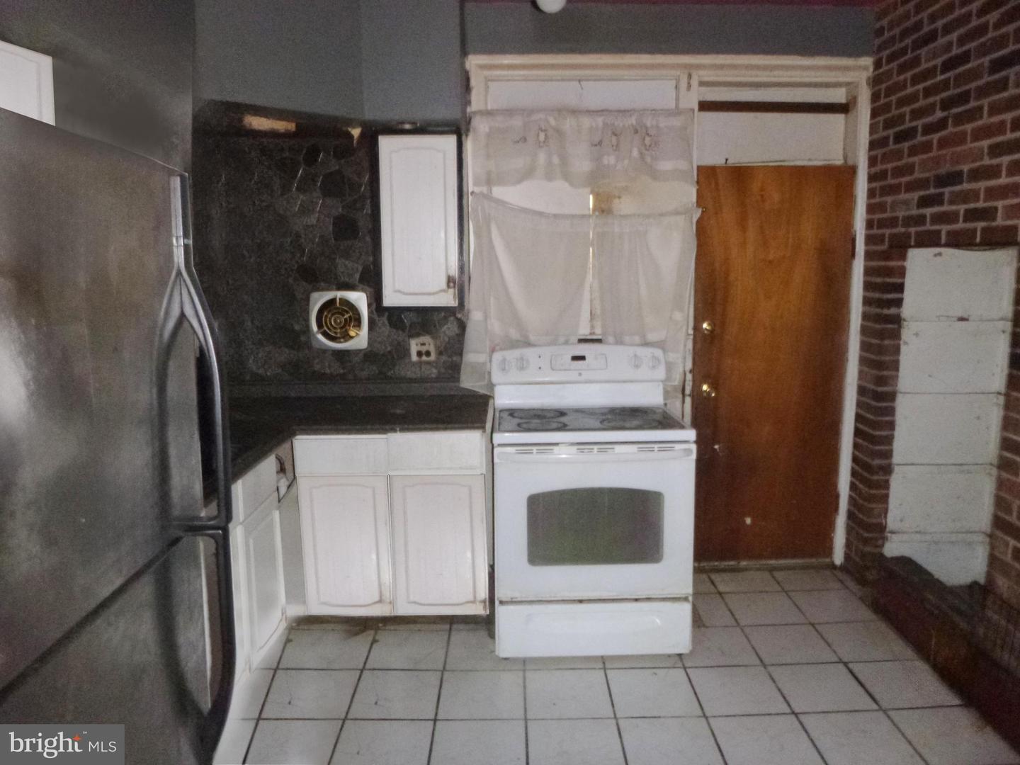 5933 N Franklin St Property Photo 4