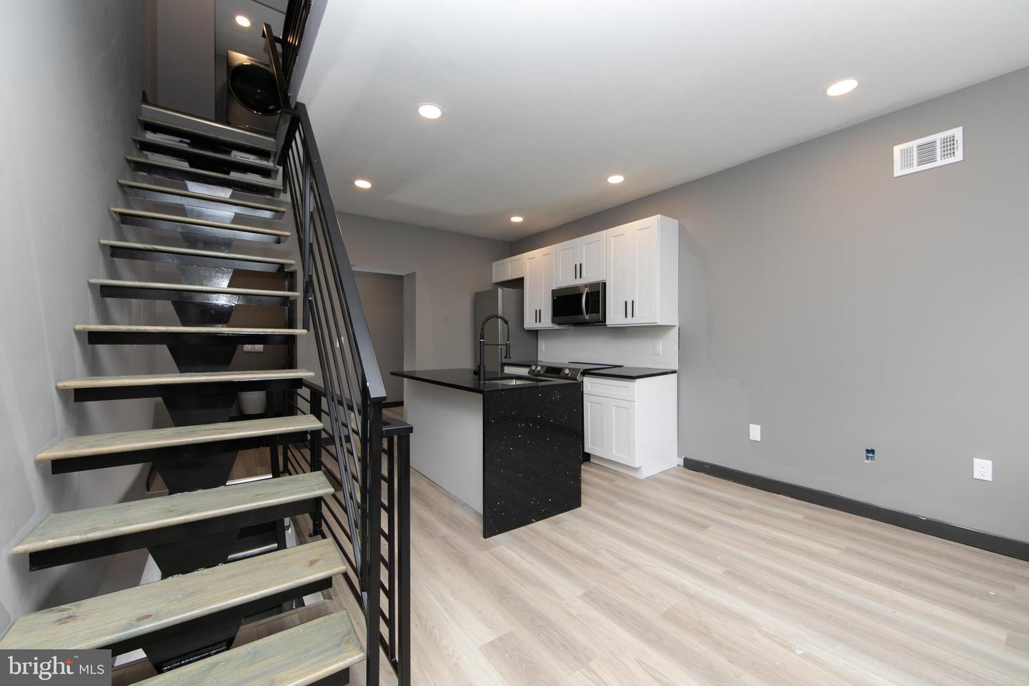 832 League St Property Photo 3