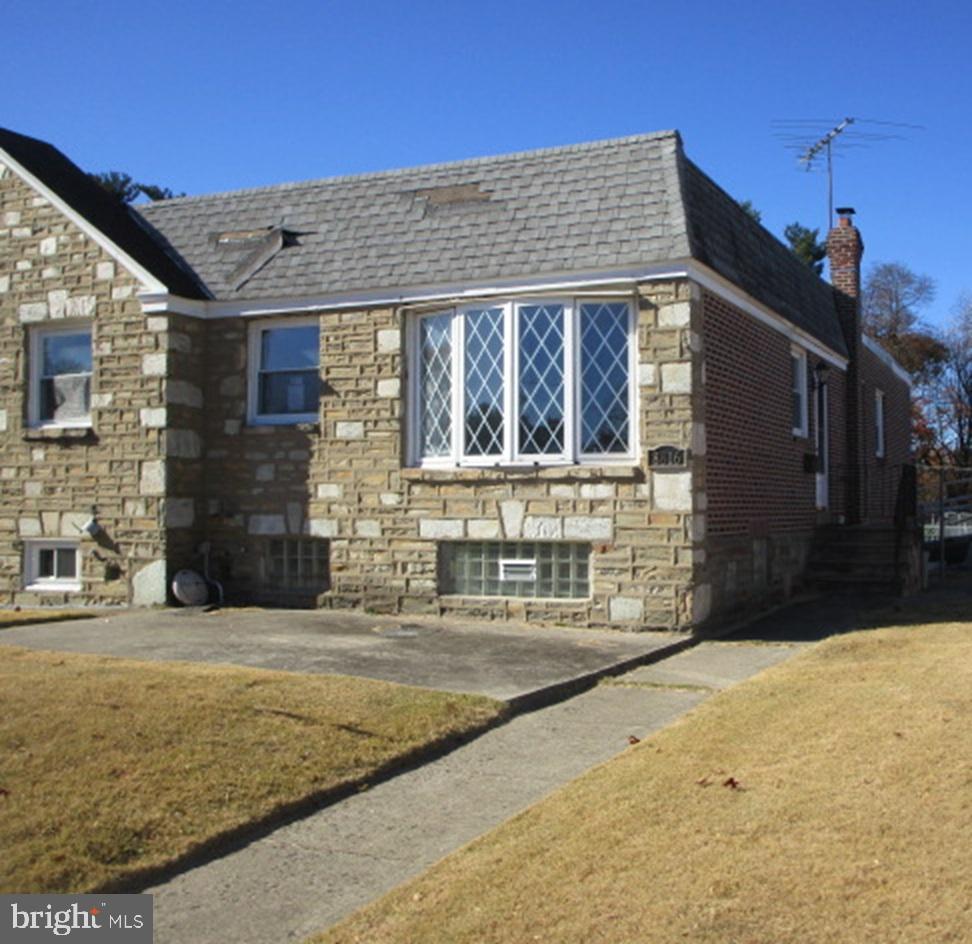 8816 Bradford St Property Photo 2