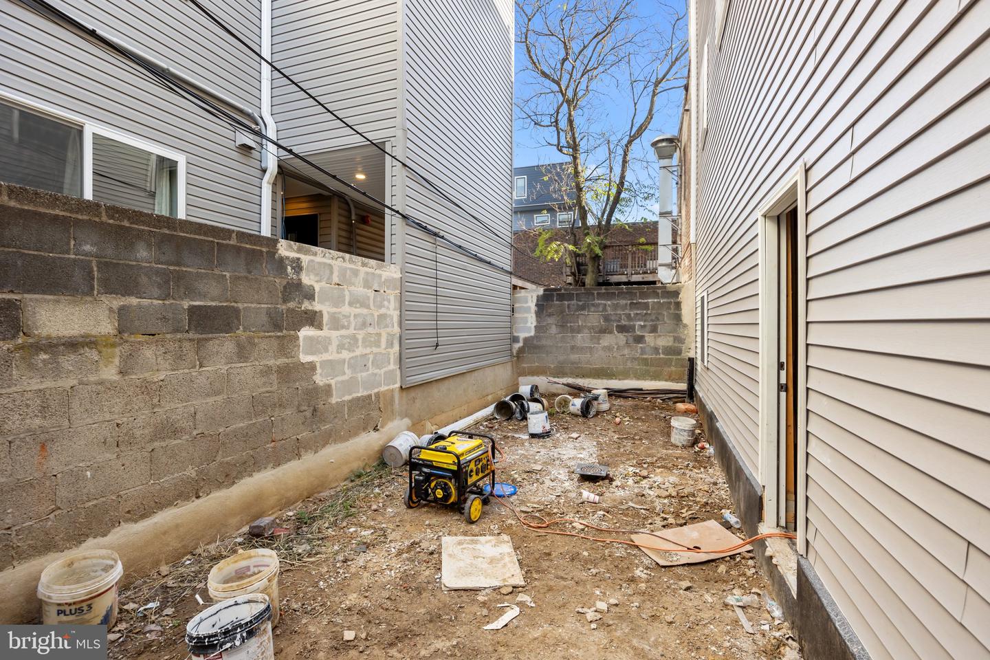 437-39 W Girard Ave Property Photo 7