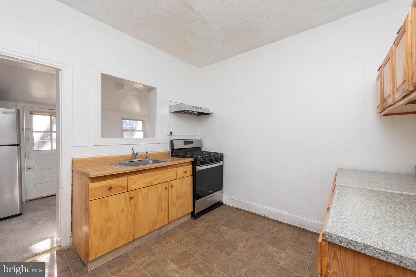 1922 Dennie St Property Photo 8
