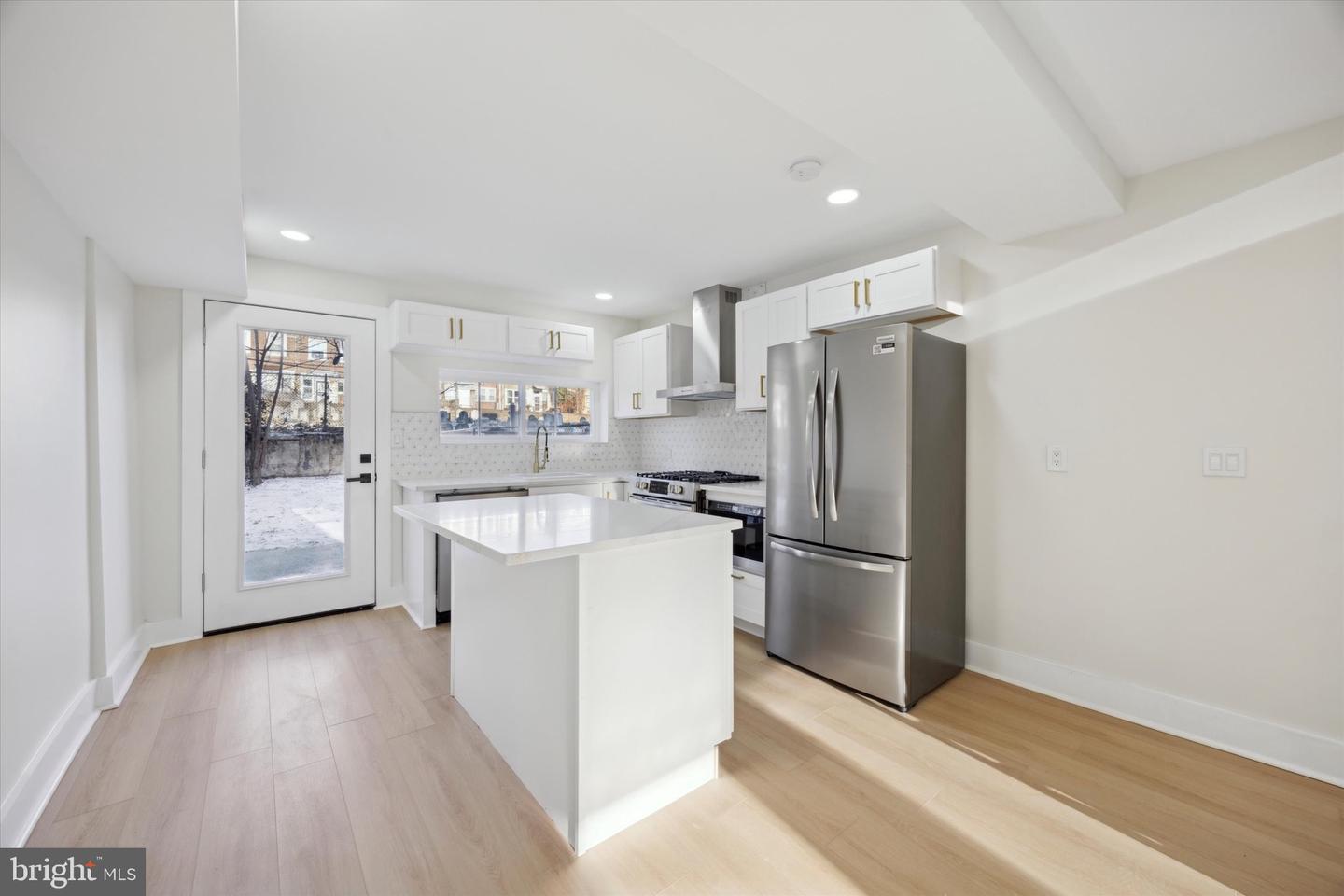 55 E Sharpnack St Property Photo 6