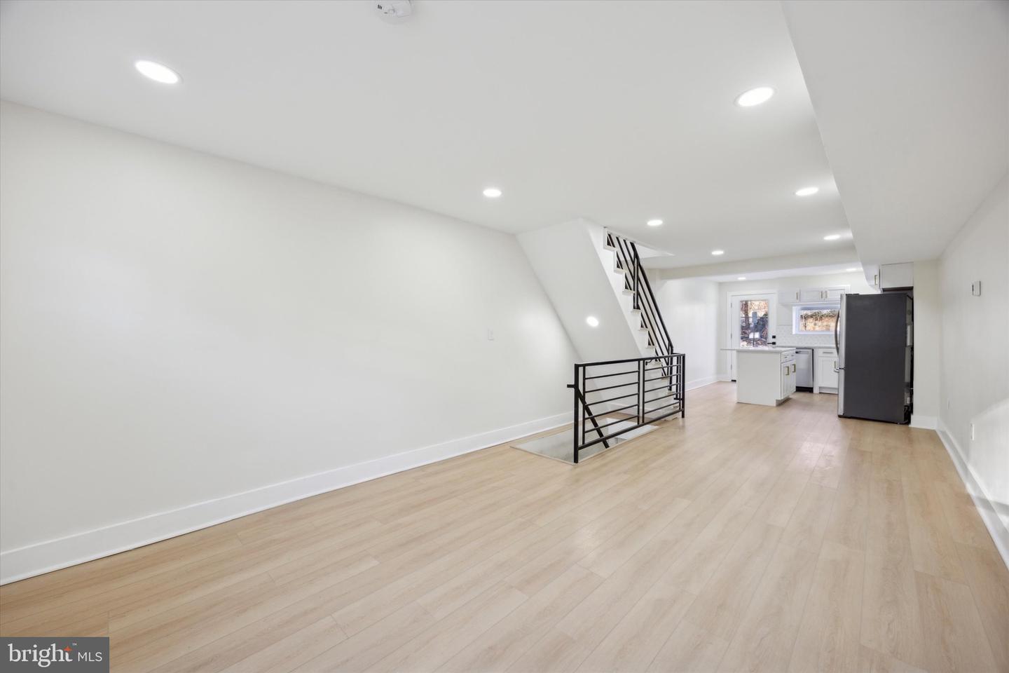 53 E Sharpnack St Property Photo 3