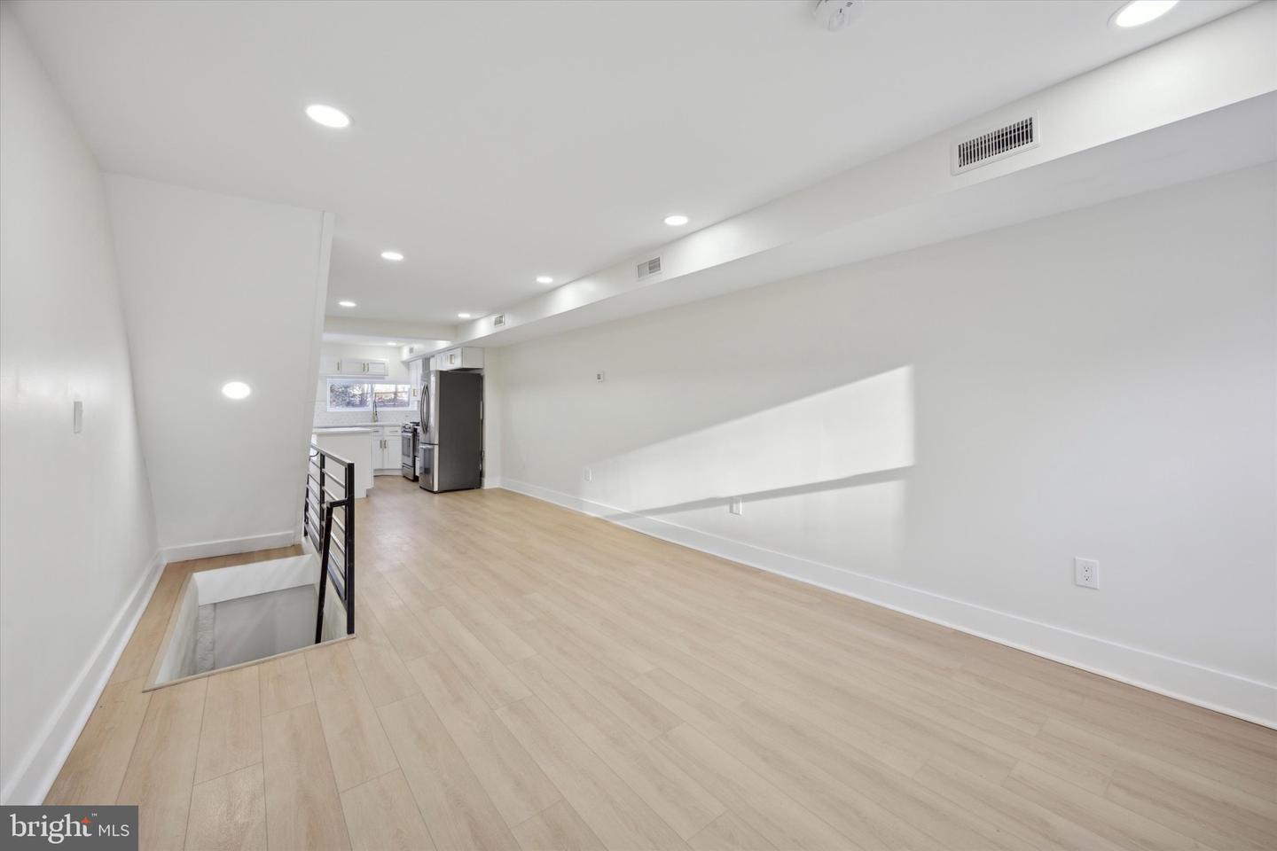53 E Sharpnack St Property Photo 4